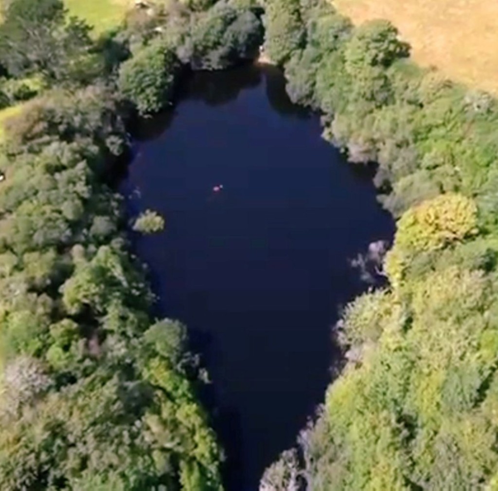 Lot: 106 - FREEHOLD LAND WITH LAKE AND DISUSED BUILDINGS - Aerial photograph of lake